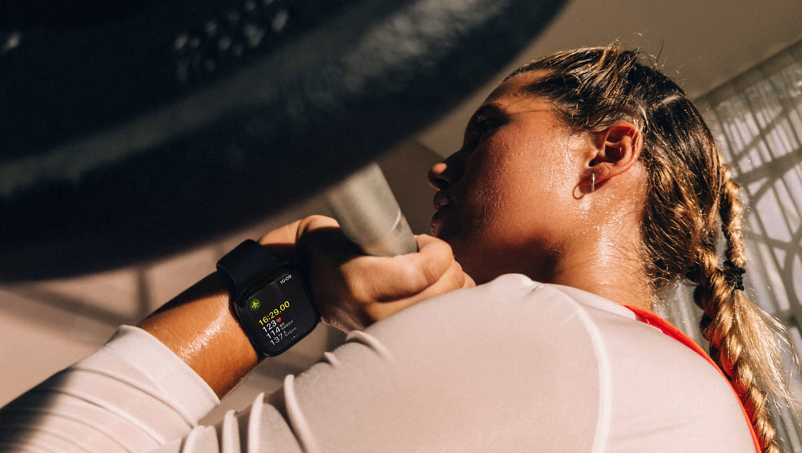 Apple 공식 이미지 속 Apple Watch Series 12를 착용한 운동 장면